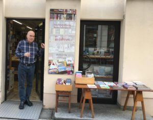 Benno Schoknecht vor seiner Buchhandlung Benno Schoknecht vor seiner Buchhandlung